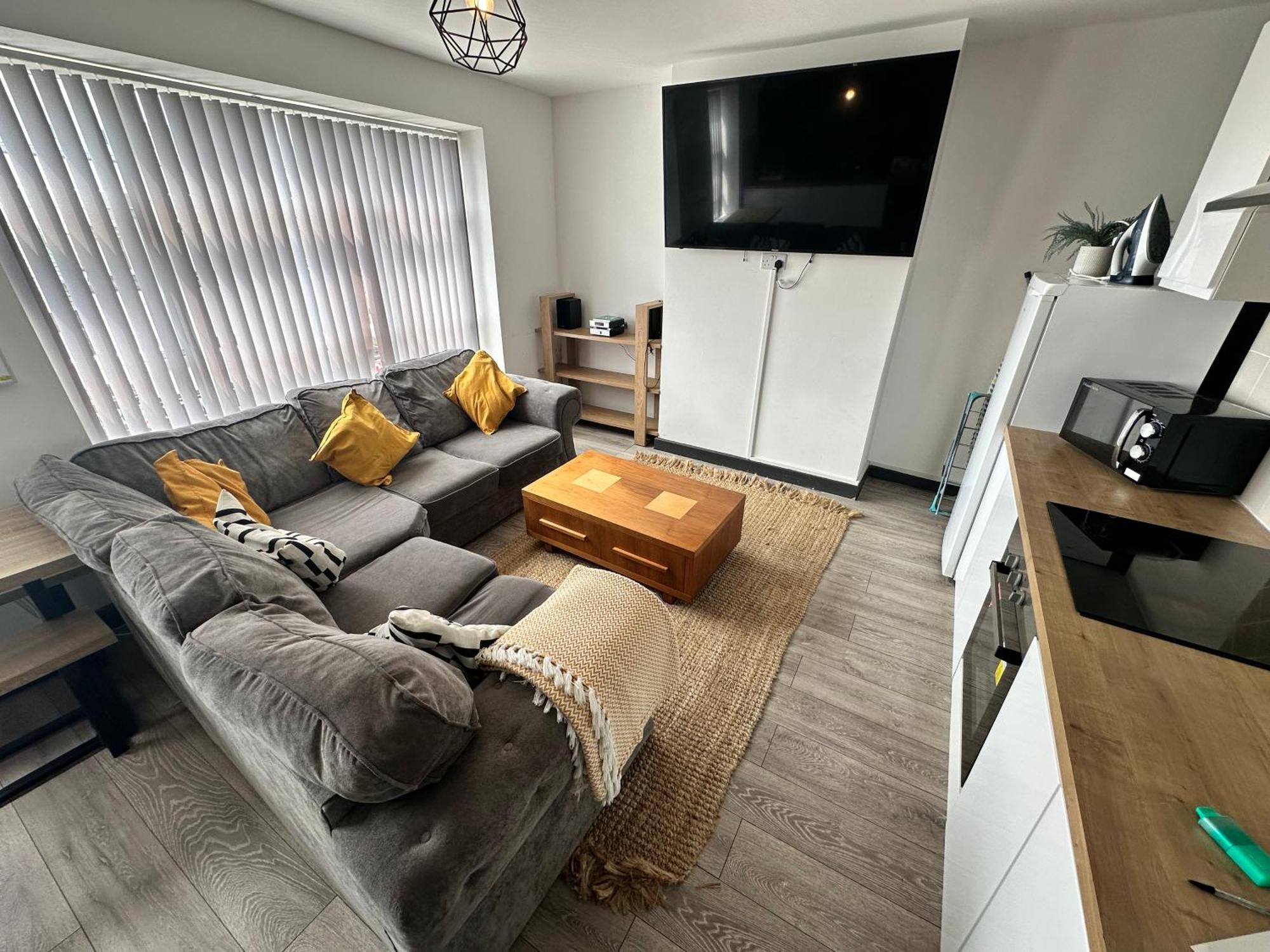 Town Center Willow Apartment - Sleeps Up To 10 - Dogs Welcome - 2 Minutes From Train Station Μπλάκπουλ Εξωτερικό φωτογραφία